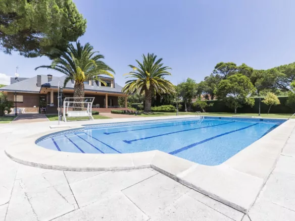Gran Chalet Las Lomas Piscina 01